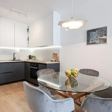 Brand New Close To Beach!+free Parking *