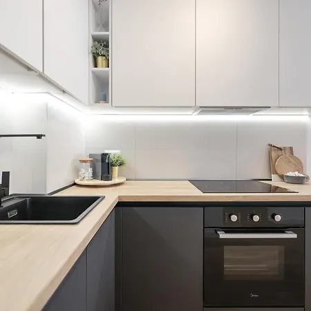 Apartment Brand New Close To Beach!+free Parking *
