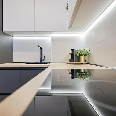 Brand New Close To Beach!+free Parking