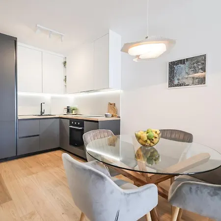 Brand New Close To Beach!+free Parking