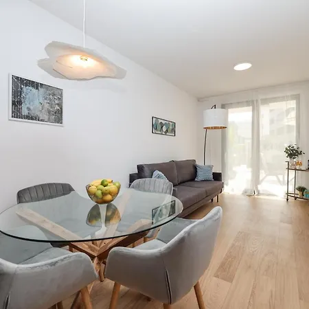 Brand New Close To Beach!+free Parking Apartment *