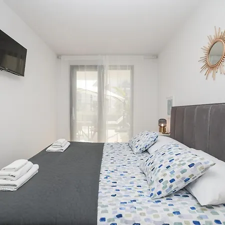 Apartment Brand New Close To Beach!+free Parking