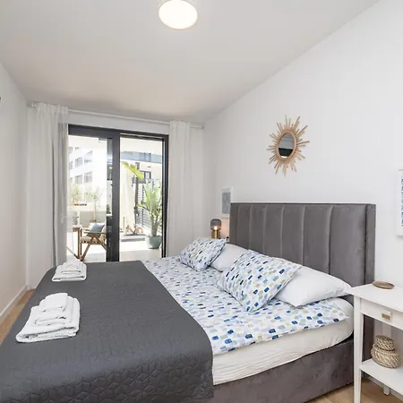 Brand New Close To Beach!+free Parking Apartment