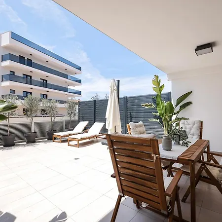 Apartment Brand New Close To Beach!+free Parking