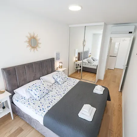 Brand New Close To Beach!+free Parking Apartment