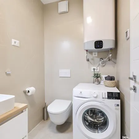 Apartment Brand New Close To Beach!+free Parking