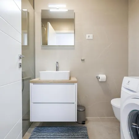Apartment Brand New Close To Beach!+free Parking *