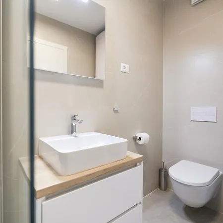 Brand New Close To Beach!+free Parking *
