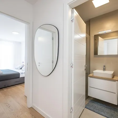 Brand New Close To Beach!+free Parking