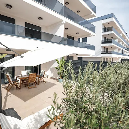 Apartment Brand New Close To Beach!+free Parking