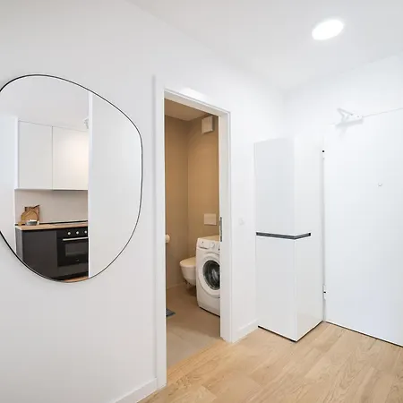 Brand New Close To Beach!+free Parking Apartment