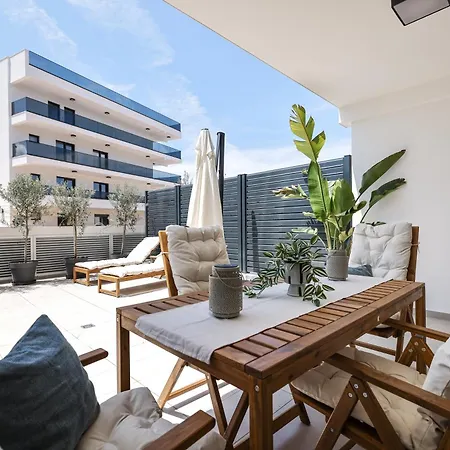 Brand New Close To Beach!+free Parking
