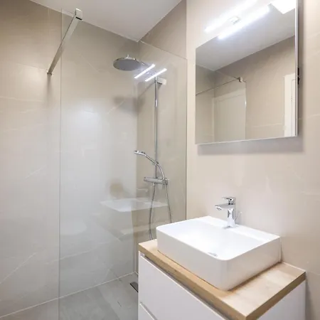Brand New Close To Beach!+free Parking Apartment *
