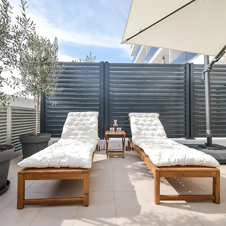 Brand New Close To Beach!+free Parking Apartment