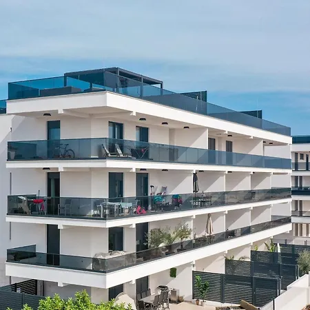 Apartment Brand New Close To Beach!+free Parking *